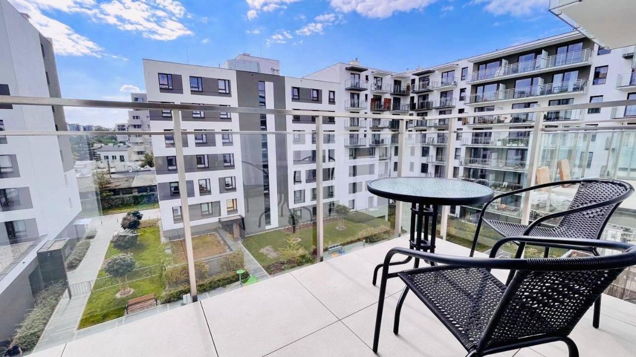 Easy & Comfortable, With Balcony, Very Close To The Center Lägenhet Warszawa